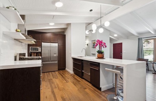 Deerfield House | Bright & Modern Home