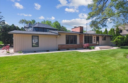 Deerfield House | Bright & Modern Home