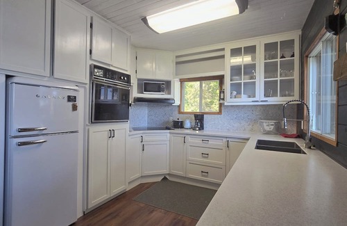 Armour Cottage | Waterfront Muskoka Escape with Small Beach & Private Dock for Swimming