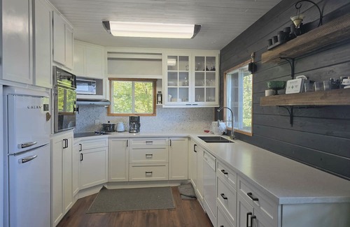 Armour Cottage | Waterfront Muskoka Escape with Small Beach & Private Dock for Swimming