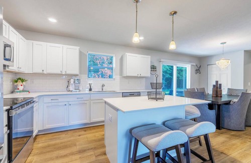 Watervliet House | Paw Paw Lake Escape | Pet Friendly | Near Paw Paw Lake