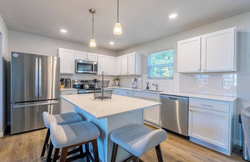 Watervliet House | Paw Paw Lake Escape | Pet Friendly | Near Paw Paw Lake