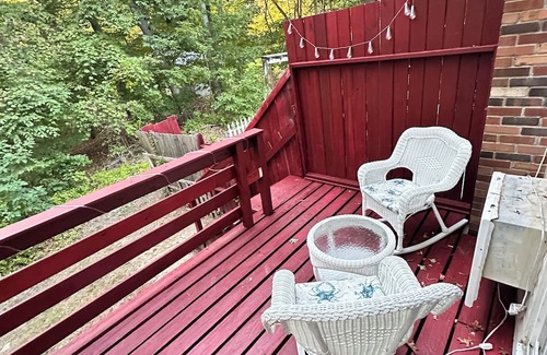 Montville Apartment | Casino Getaway! 2M from Mohegan 8M from Foxwoods