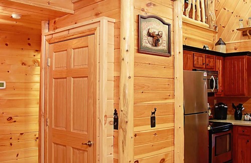 Henlawson Cabin | Deluxe 2 Bedroom Log Cabin