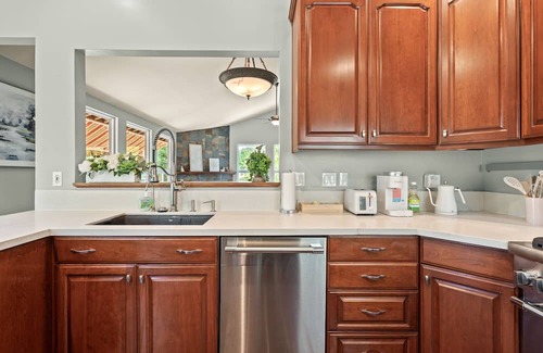 Pomona Villa | Mountain View Family Getaway · Terrace & Game Room