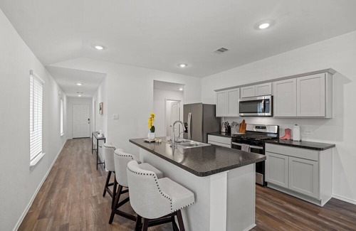 Spring House | Fully furnished with utilities, 3 bedrooms close to IAH airport, pets welcome!