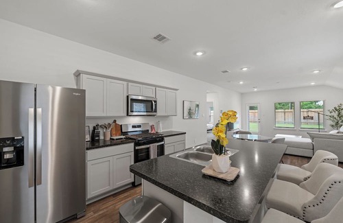 Spring House | Fully furnished with utilities, 3 bedrooms close to IAH airport, pets welcome!