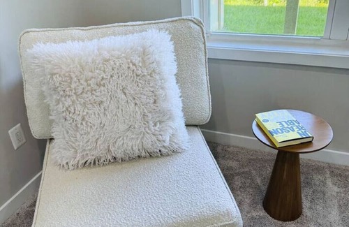 Chantilly House | Private, Modern+Cozy 1 BEDR+1 BTH Suite, Location!