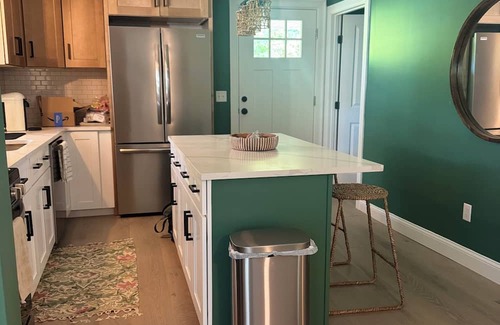 Bliss Corner Apartment | The Sweet Escape – Stylish Beach Retreat in Padanaram w/private beach access