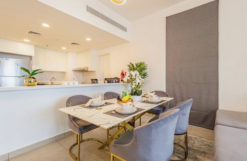 Umm Suqeim 3 Apartment | Chic 2BR + Maid | Steps from Burj Al Arab, MJL
