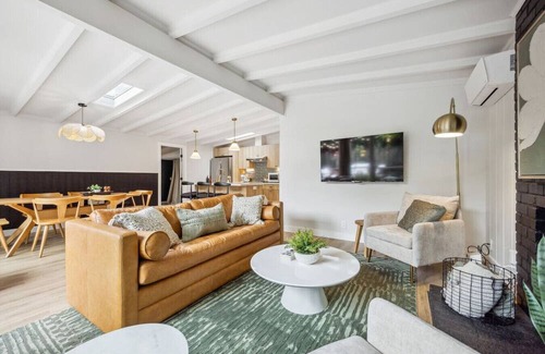 Tamalpais-Homestead Valley House | 3-BR Stylish Mid Century Modern Home with Parking