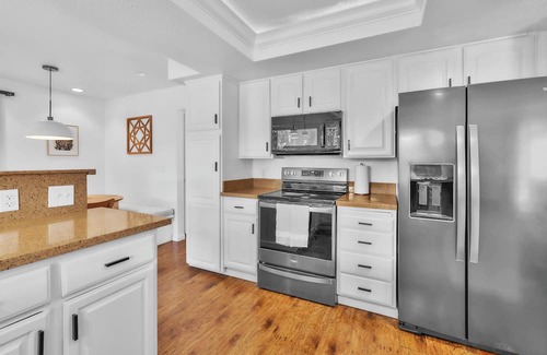 Northgate House | Xen House 3Bed/2Bath - Large fenced backyard - 10 Min from Downtown Sacramento