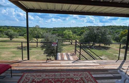 Gatesville Apartment | Charming upstairs barn loft apartment in Gatesville