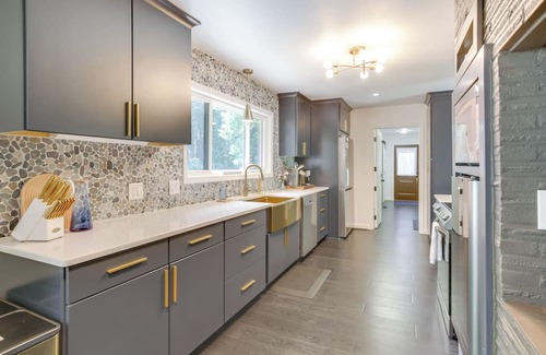 Oregon Coast House | Modern Creekside Retreat 1 Mi to Spirit Mtn Casino