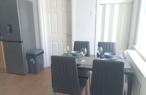 Walsall House | Cosy home in Walsall. 4 Bedroom House close to local amenities with free parking