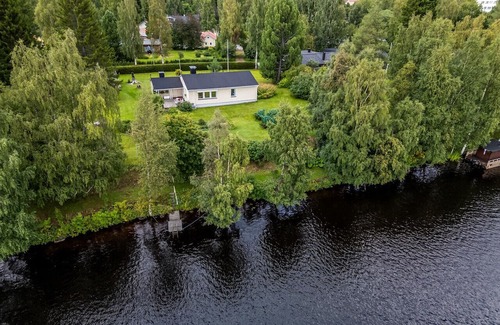 Rovaniemi House | Spacious Riverside House with Private Sauna & Free Parking