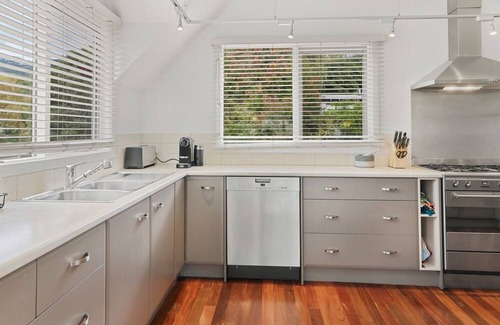 Merrijig House | Jarrah House - Sleeps 10 - Merrijig