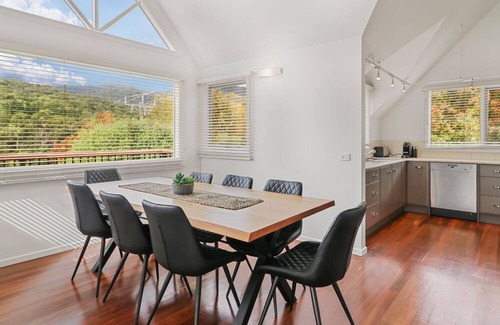 Merrijig House | Jarrah House - Sleeps 10 - Merrijig