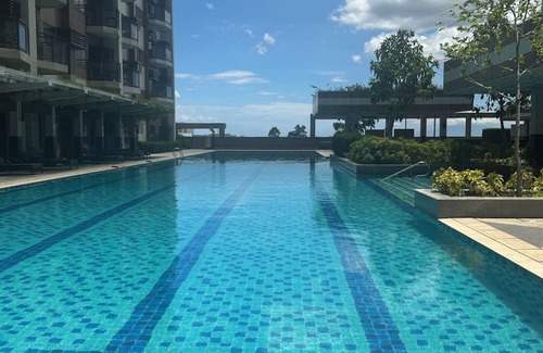 Barangay 76 Condo | Chic 1-bedroom condo with fitness room and AC in brilliant Pasay City