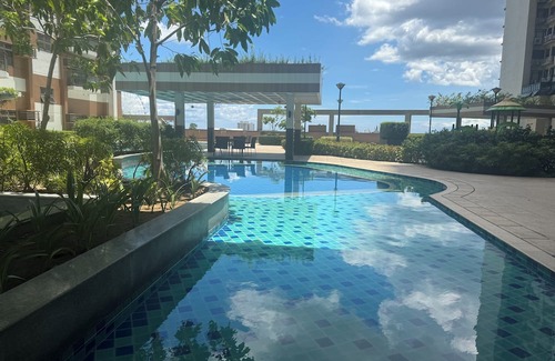 Barangay 76 Condo | Chic 1-bedroom condo with fitness room and AC in brilliant Pasay City
