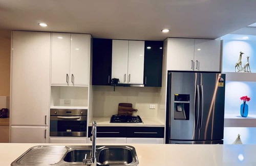Maribyrnong House | Luxe Riverside 3BR Walk to Flemington Racecourse and Showgrounds 16 mins CBD
