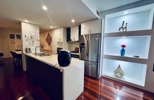 Maribyrnong House | Luxe Riverside 3BR Walk to Flemington Racecourse and Showgrounds 16 mins CBD