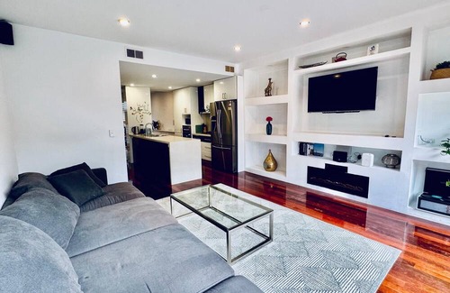Maribyrnong House | Luxe Riverside 3BR Walk to Flemington Racecourse and Showgrounds 16 mins CBD