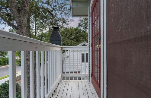 Hyde Park Apartment | Spacious 4-bedroom apartment Close to SXSW ACL UT & Downtown Pet Friendly!
