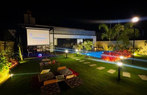 Hosur Villa | 1hr from Bangalore, Outdoor Cinema, Pool, BBQ, Lawn & Meditation Room, Party!
