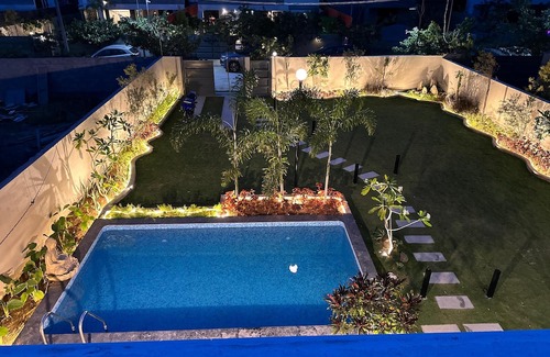 Hosur Villa | 1hr from Bangalore, Outdoor Cinema, Pool, BBQ, Lawn & Meditation Room, Party!
