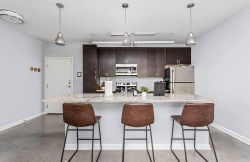 Cole-Noble District Apartment | Indy Monument Circle, Dream 1BR in CozySuites