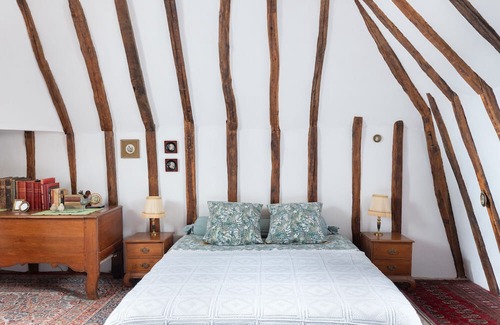 Clere-les-Pins Bed & Breakfast | Guest Room 'La Mansarde' with Shared Garden and Wi-Fi