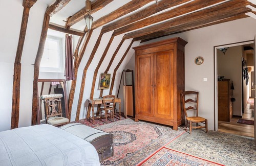Clere-les-Pins Bed & Breakfast | Guest Room 'La Mansarde' with Shared Garden and Wi-Fi