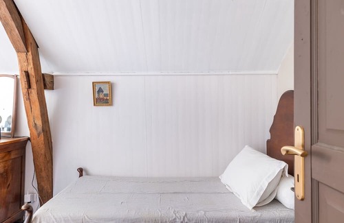 Clere-les-Pins Bed & Breakfast | Guest Room 'Le Clocher' with Shared Garden and Wi-Fi