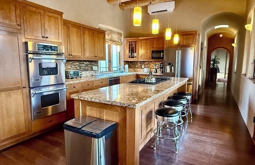 Las Campanas House | NEW LISTING - Bramasole - Mountain views, Pool, Hot Tub, 15 minutes to town.