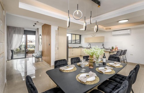 Nachlaot Apartment | Luxury 5BR Huge Oasis by the Shuk