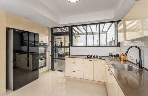 Nachlaot Apartment | Luxury 5BR Huge Oasis by the Shuk