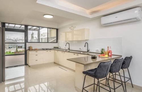 Nachlaot Apartment | Luxury 5BR Huge Oasis by the Shuk