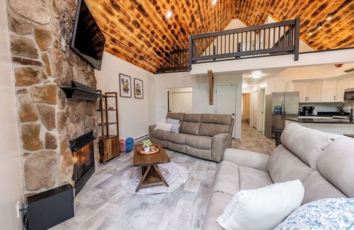 Claysburg Cabin | Knobby and Nice Retreat, Blue Knob Ski Resort
