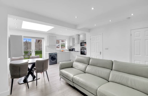 Dagenham House | Serenity Retreat in Dagenham