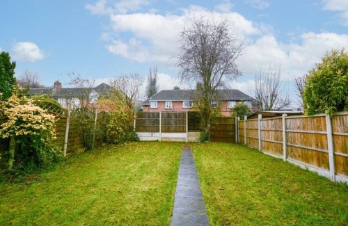 Ilkeston House | 2 bedroom minimalist home from home with parking