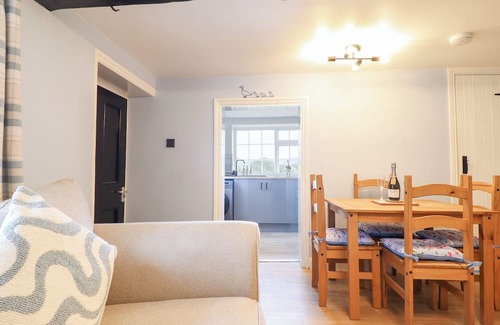 Halfway House Cottage | LOCKMANS COTTAGE, pet friendly, with a garden in Llandrinio