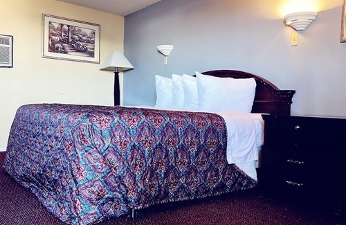 Eads Bed & Breakfast | 330 per week Room with fridge and microwave restaurant grocery shop bar Near by