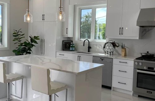 Arbutus Ridge House | Modern family friendly duplex minutes from downtown, airport, UBC, free parking.