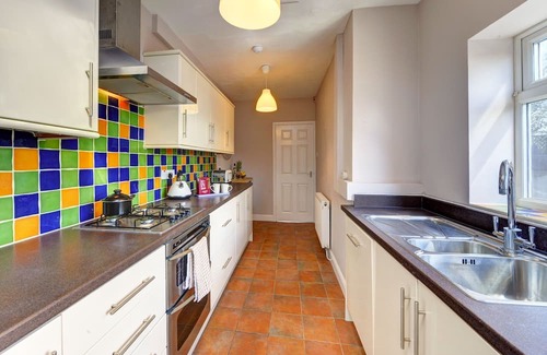 Coventry House | 4 BedRoom House | w/FREE Wi-fi | Parking