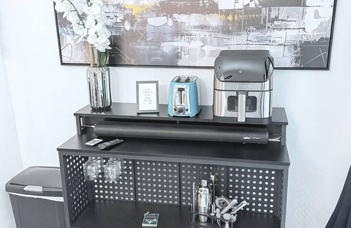Capitol View House | Cozy Capitol Stay – Modern 3-Bedroom with Workstations & Smart TVs