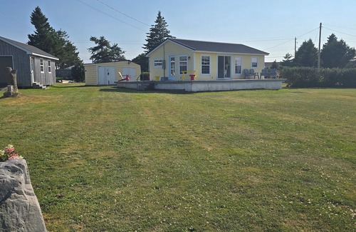 Amherst Shore Cottage | Seaside Escape – 2-Bedroom Oceanview Cottage with Private Beach Access