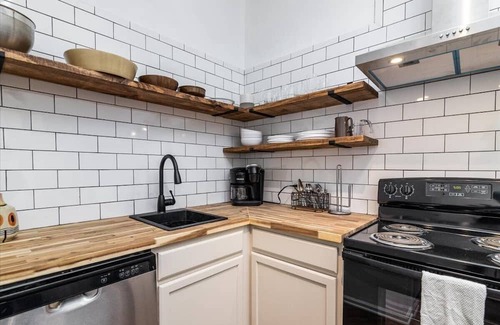 Salem Apartment | Salem Historic Downtown 3BRM/2BATH