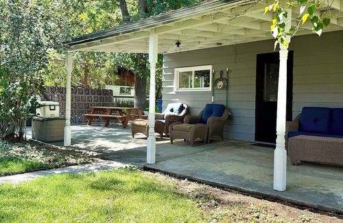 Manhattan House | 100 year old Montana Cottage!