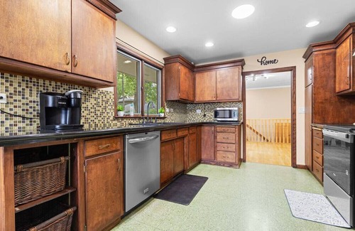 Rockford House | Spacious 4BR Retreat in Rockford